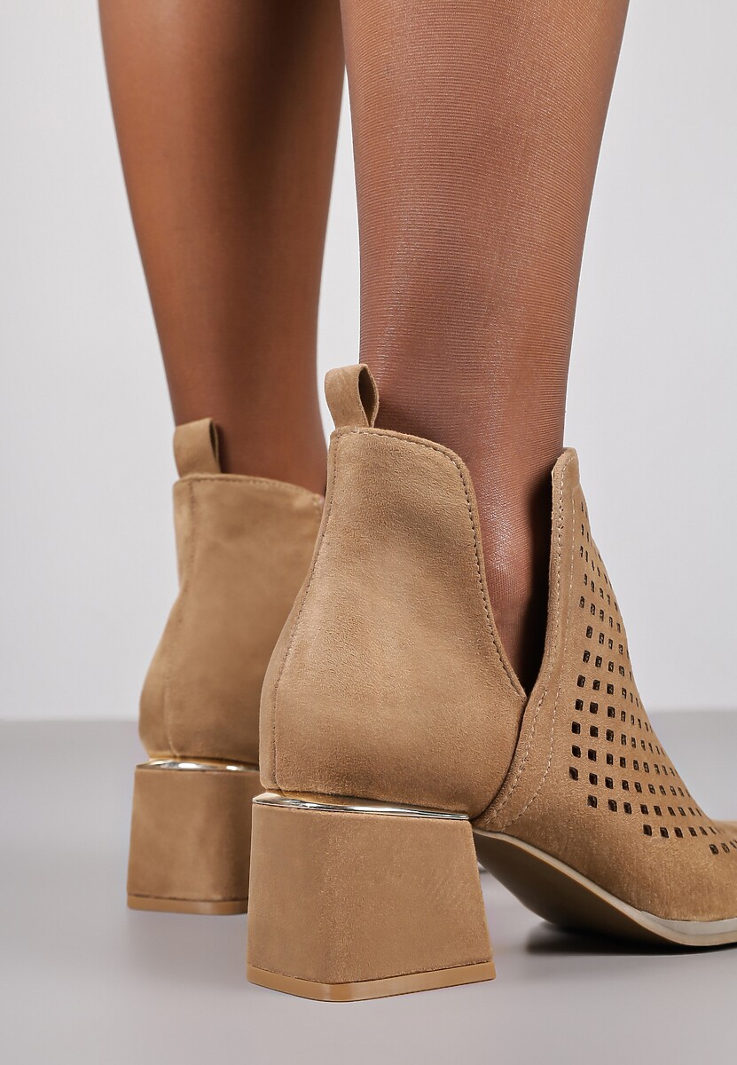 Ciemnobeżowe Botki Vices z Ekozamszu z Ozdobnymi Wycięciami na Słupku z Metalicznym Detalem Naetha