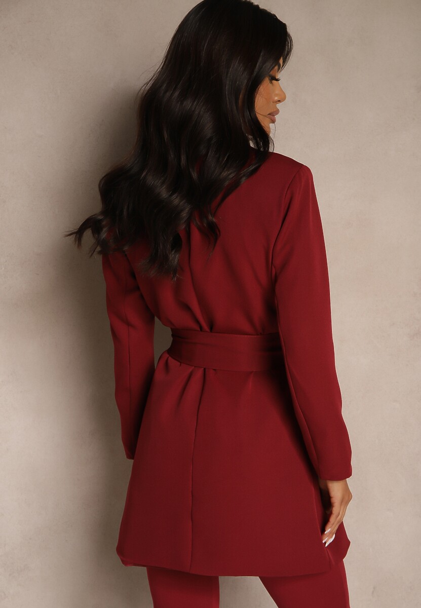 Bordowa Sukienka o Kroju Marynarki z Usztywnioną Linią Ramion Wiązana w Talii Equintina