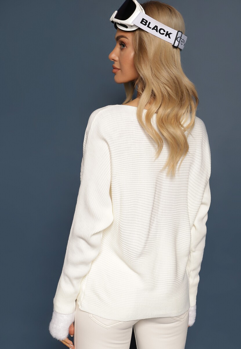 Jasnobeżowy Sweter o Klasycznym Kroju i Dekoltem w Łódkę Valorvia