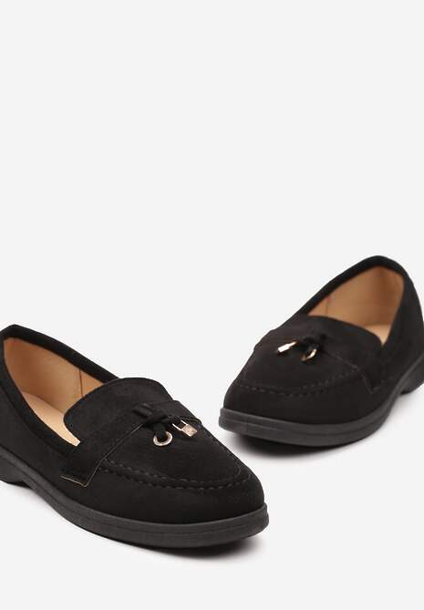 Czarne Mokasyny z Metalową Zawieszką na Przodzie Oliketia