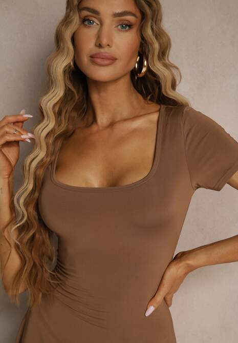 Brązowa Sukienka z Wiskozą o Rozkloszowanym Kroju z Kwadratowym Dekoltem Miluriela