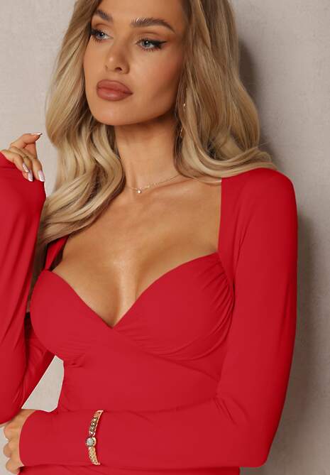 Czerwona Sukienka o Dospawanym Marszczonym Fasonie z Serduszkowym Dekoltem Galadrel