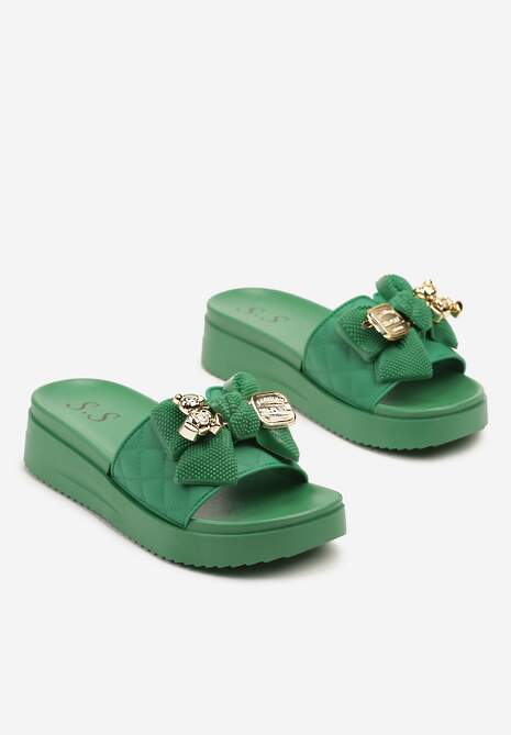 Zielone Klapki na Platformie Ozdobione Pikowaniem Aplikacjami i Kokardą Evelseli
