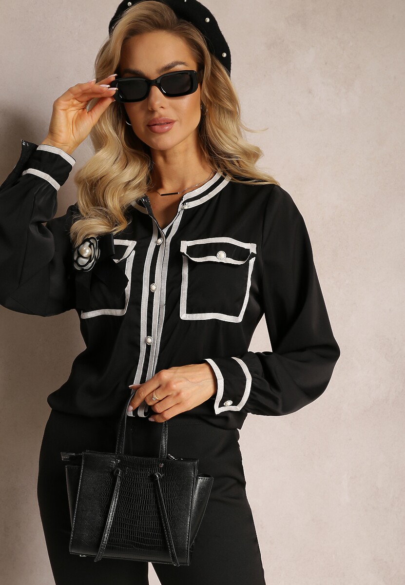 Czarna Koszula z Kontrastowymi Lamówkami i Broszką z Kokardą Deromina