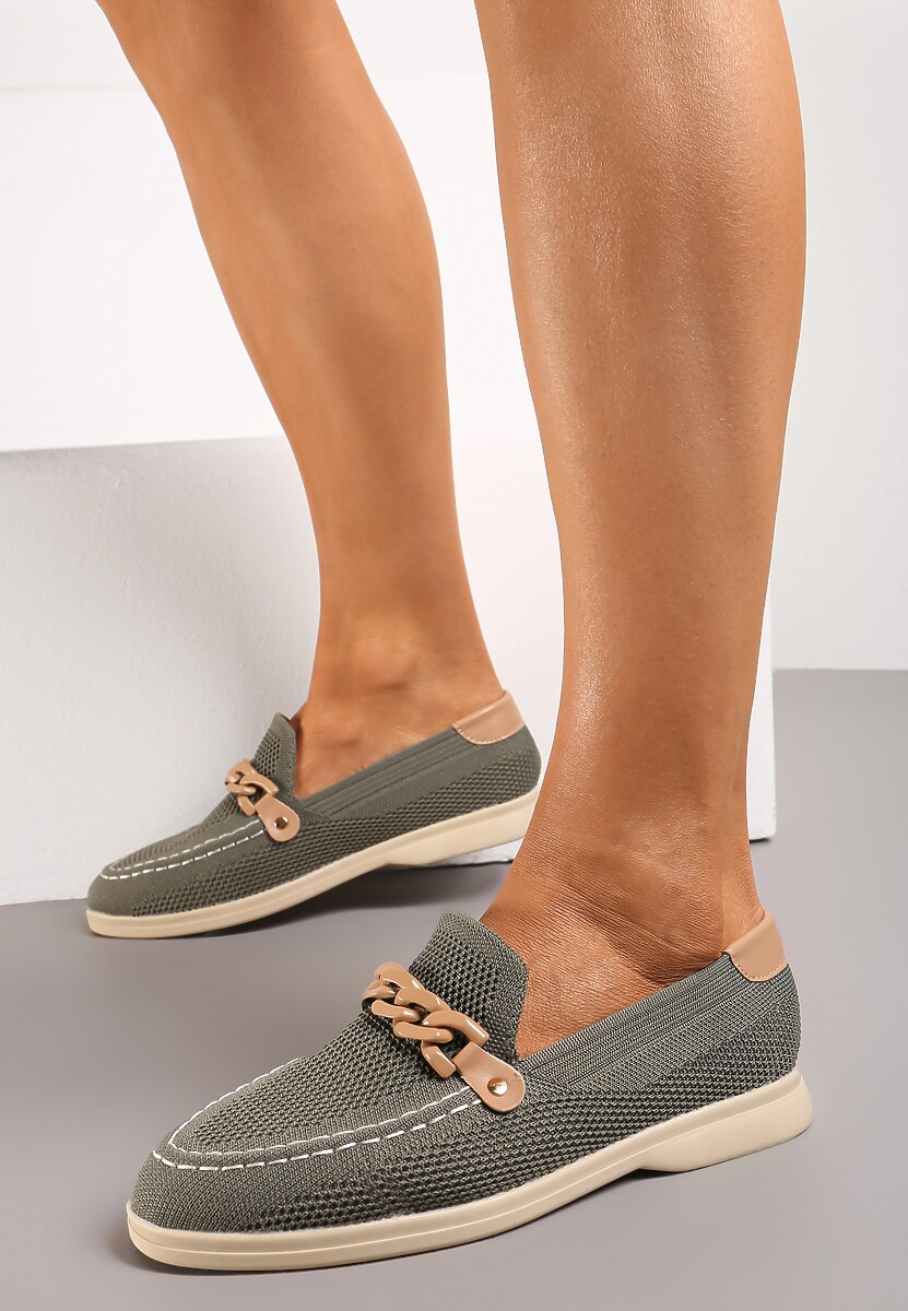 Zielone Mokasyny z Metalicznym Łańcuchem i Perforacją Mireali