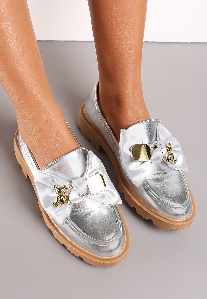 Srebrne Mokasyny z Kokardą i Metalową Ozdobą Inlevo
