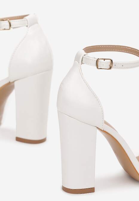 Białe Sandały z Kwadratowym Noskiem na Słupku Darcell