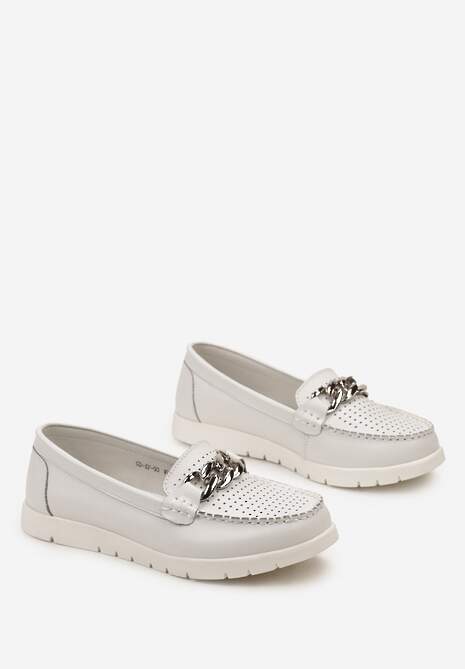 Białe Mokasyny Ozdobione Łańcuszkiem i Perforacja z Wkładką ze Skóry Naturalnej Vecera