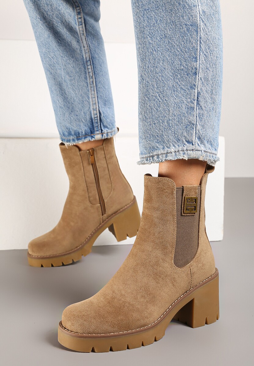 Ciemnobeżowe Botki na Słupku w Stylu Sztybletów z Metaliczną Ozdobą Resilaine