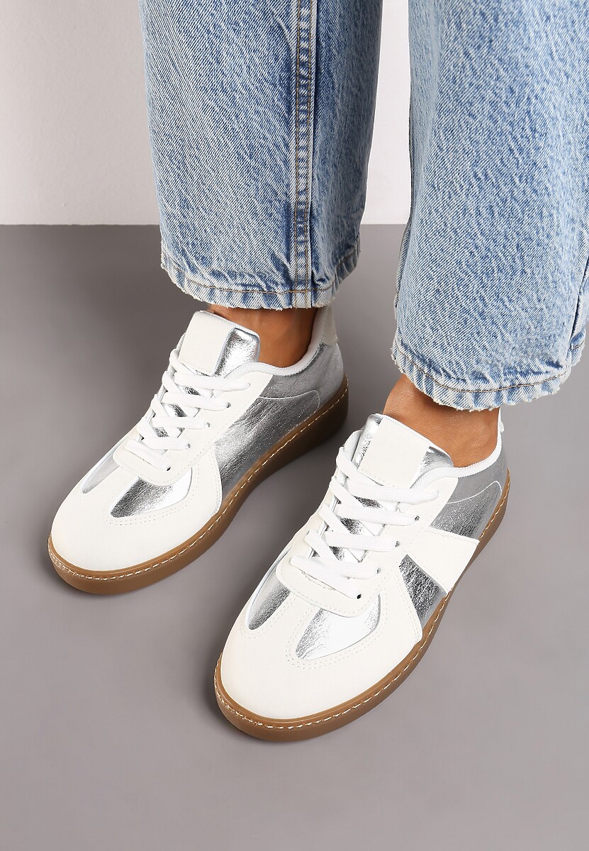 Biało-Srebrne Sneakersy na Płaskiej Podeszwie Ozdobione Metalicznymi Elementami Nevlise