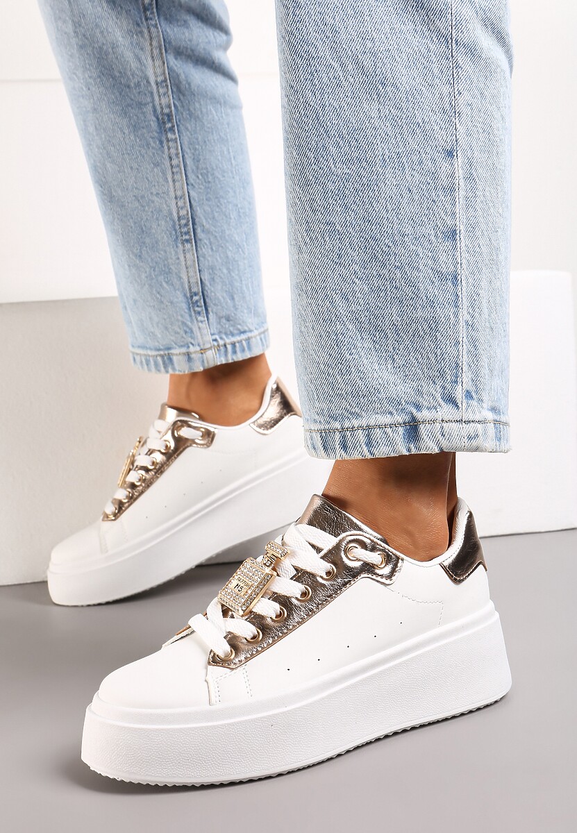 Biało-Szampańskie Sneakersy z Metaliczną Zawieszką na Sznurówkach Ozdobioną Cyrkoniami Edosa