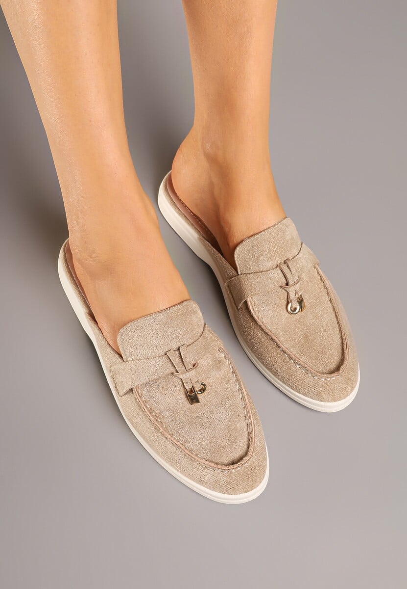 Ciemnobeżowe Klapki Mule w Stylu Loafersów Zdobione Zawieszką Iffionne