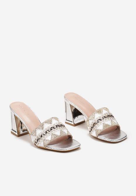 Srebrne Klapki na Obcasie z Metaliczną Wstawką i z Wyszywanym Paskiem Rasigata