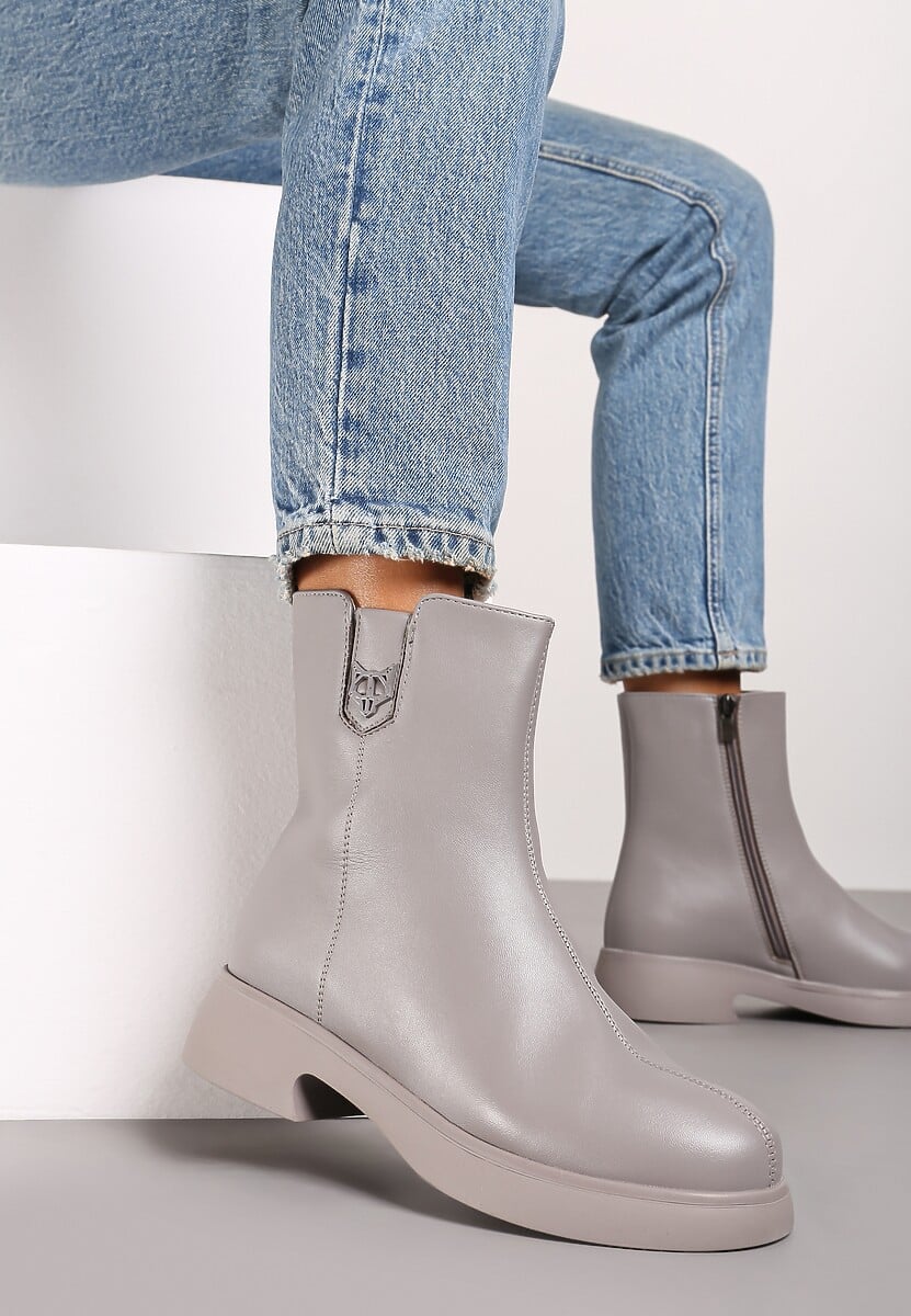 Szare Botki na Płaskiej Podeszwie z Aplikacją i Ociepleniem Evelinthra