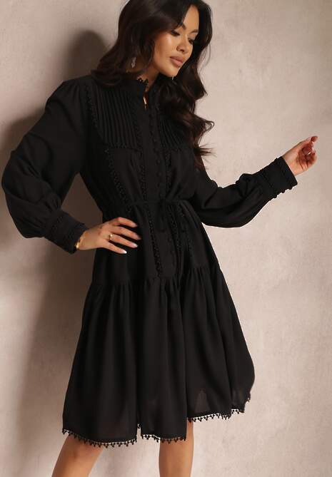Czarna Koszulowa Sukienka z Ażurowymi Tasiemkami i Stójką Chehi