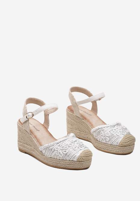Białe Sandały na Koturnie ze Sprzączką i Ozdobną Plecionką Andela