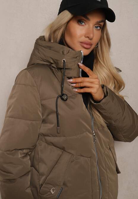 Ciemnozielona Kurtka z Pikowaniem o Prostym Fasonie z Kapturem Kieszeniami i Ozdobnym Suwakiem Mirimae