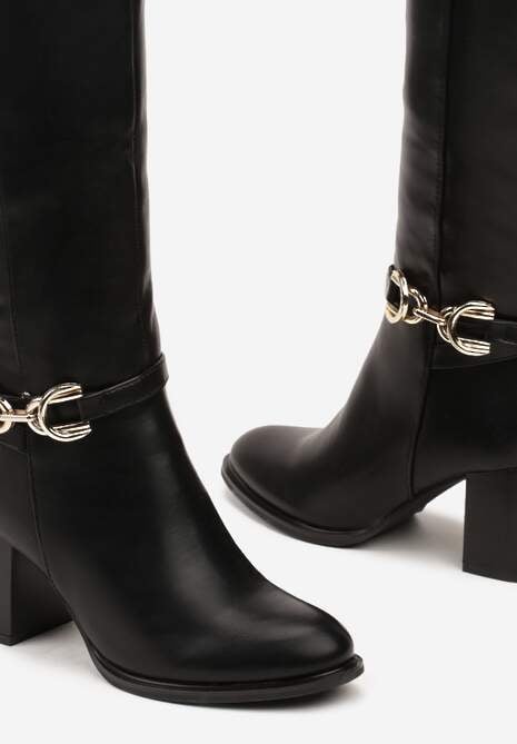 Czarne Kozaki na Słupkowym Obcasie Zdobione Metalową Aplikacją przy Cholewce Resiona