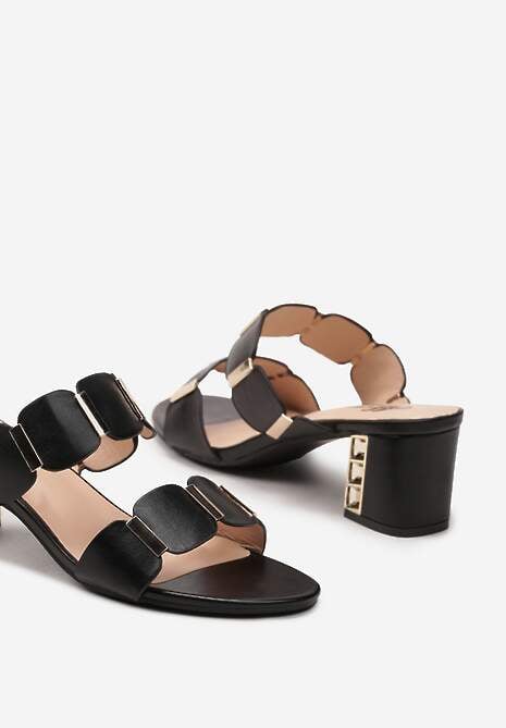 Czarne Casualowe Klapki na Słupku Wykończone Metalicznymi Akcentami Tesine