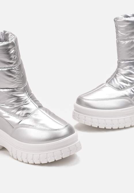 Srebrne Pikowane Śniegowce za Kostkę z Metalicznym Połyskiem i Naszywką Kinicro