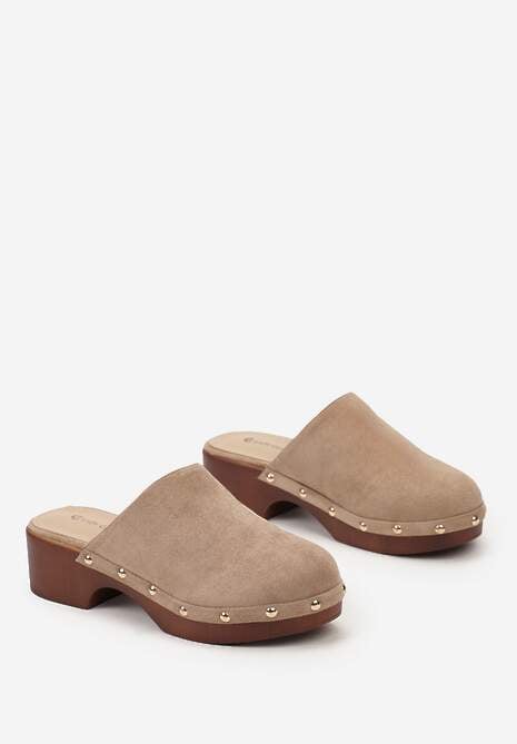 Ciemnobeżowe Klapki Typu Drewniaki z Nitami i Płaskim Obcasem Nerai