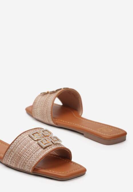 Brązowe Klapki z Płaską Podeszwą i Geometryczną Biżuteryjną Klamrą Naruma