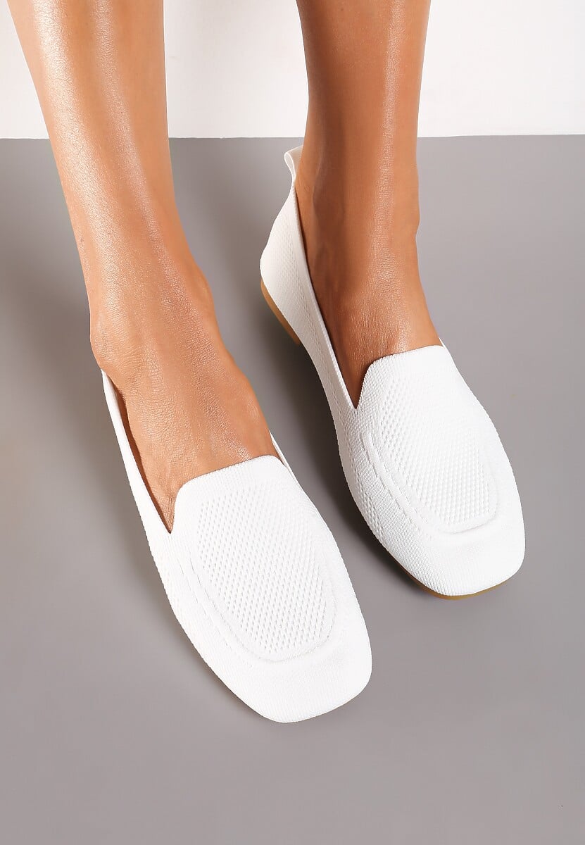 Czarne Casualowe Mokasyny na Płaskiej Podeszwie Ozdobione Perforacją Klanesha