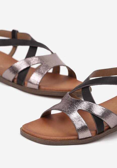 Czarne Sandały z Przeplatanymi Paskami i Metalicznym Zdobieniem Pasirela