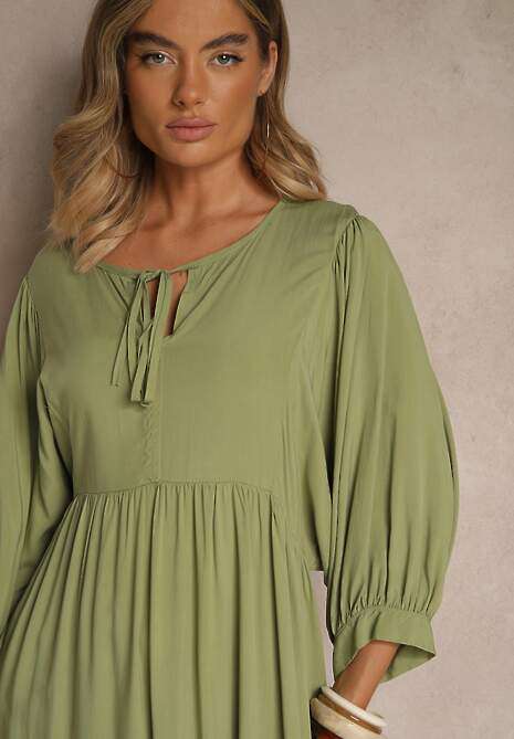 Zielona Wiskozowa Sukienka o Rozkloszowanym Kroju Wiązana przy Dekolcie Tilvessa
