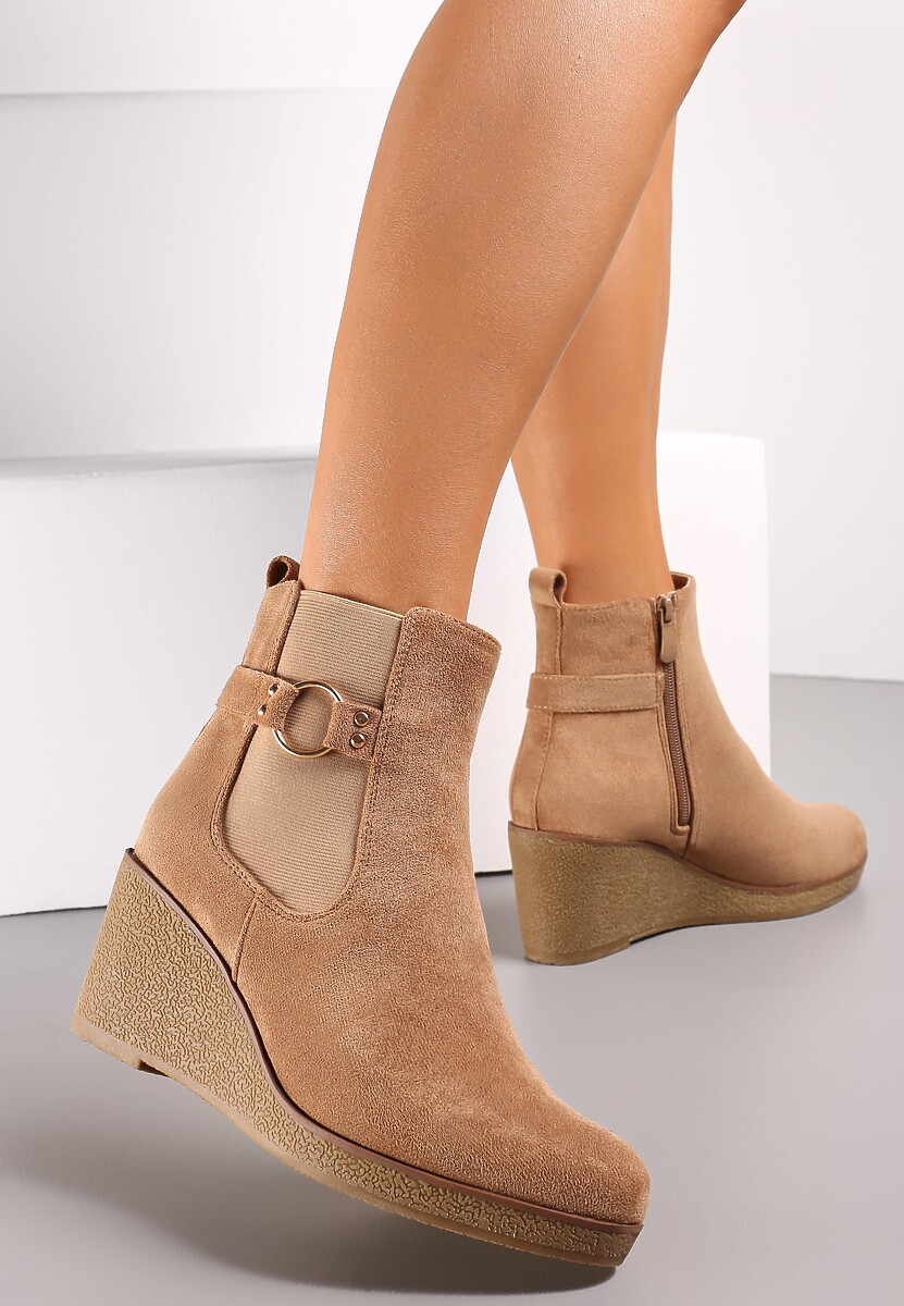 Beżowe Botki na Koturnie z Ozdobnym Paskiem Depetrissa