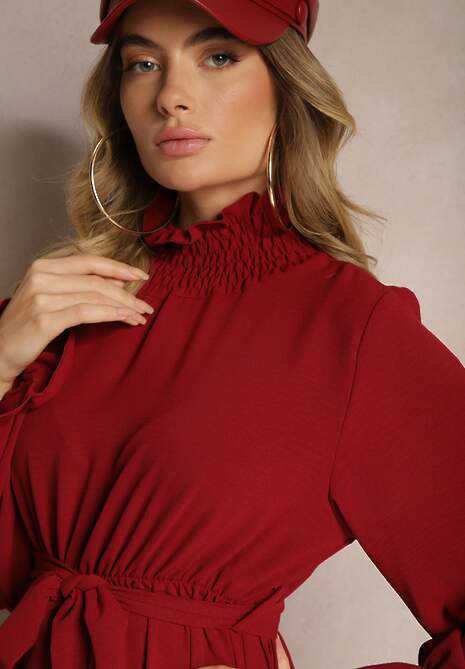 Bordowa Sukienka z Falbankami i Golfem z Gumką w Talii i Dodatkowym Wiązanym Paskiem Savire