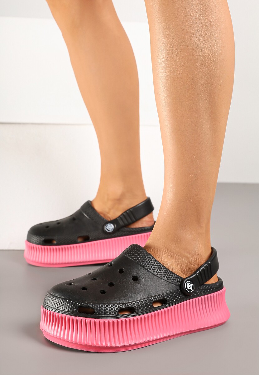 Czarne Piankowe Klapki na Tłoczonej Platformie z Paskiem na Piętę Isallia