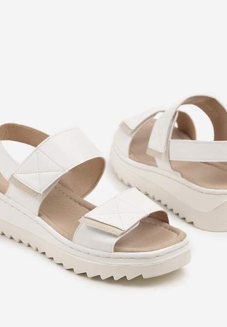 Białe Sandały na Koturnie z Tłoczoną Cholewką Folanire