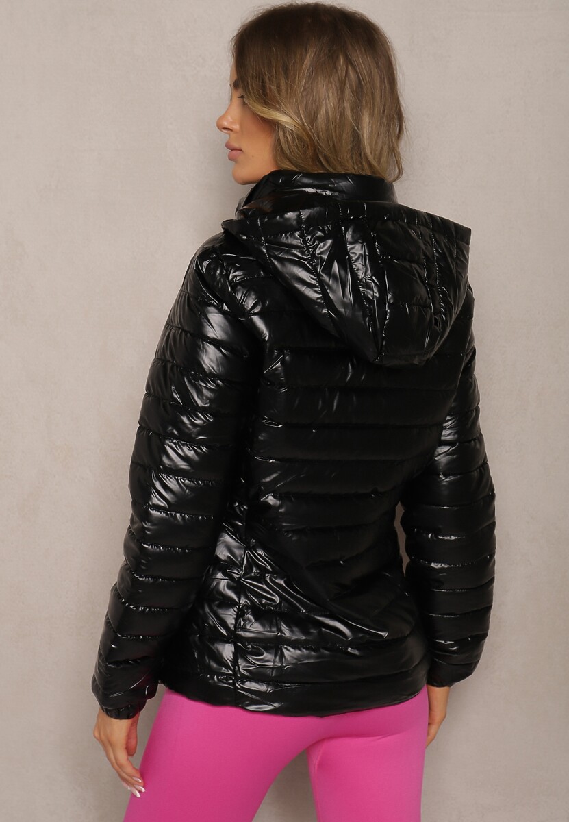 Czarna Kurtka Ozdobiona Pikowaniem z Odpinanym Kapturem Mivvera