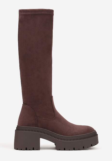 Brązowe Długie Kozaki z Elastyczną Cholewką na Grubej Tłoczonej Podeszwie Hantrine