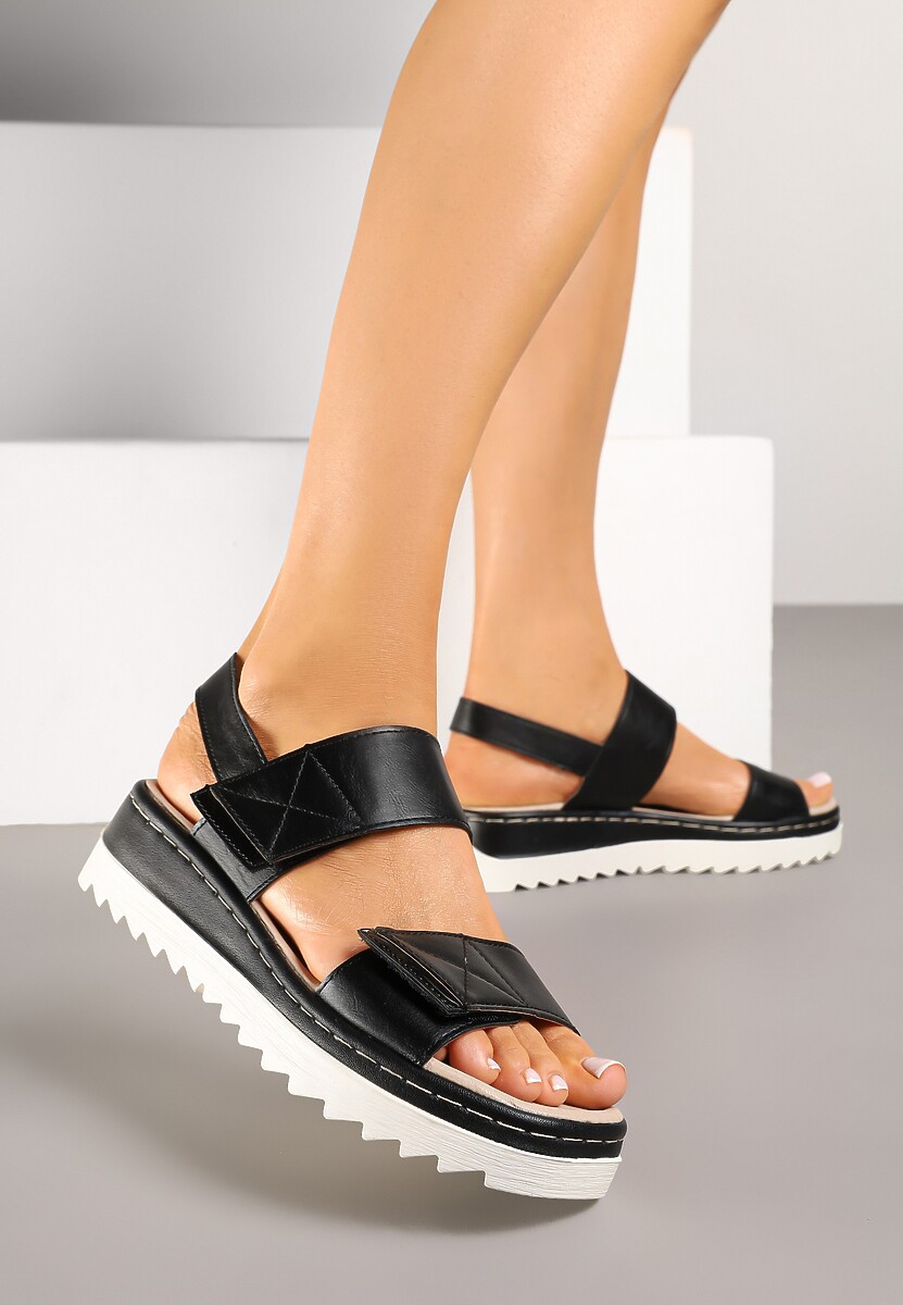 Białe Sandały na Koturnie z Tłoczoną Cholewką Folanire