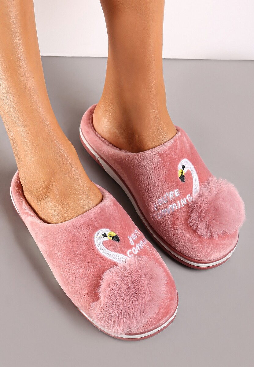 Jasnoróżowe Kapcie na Płaskiej Podeszwie z Pomponem i Haftem Xamela