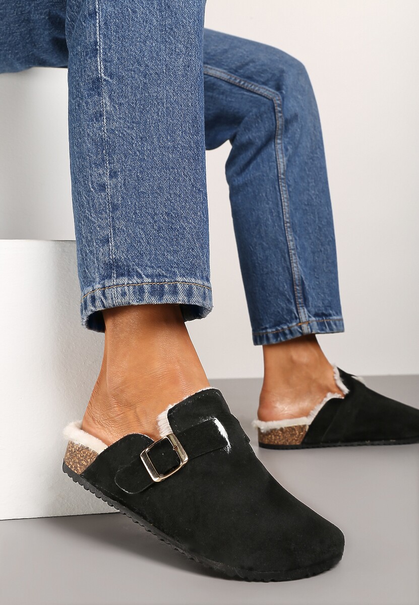 Czarne Kapcie na Płaskiej Podeszwie Ozdobione  Paskiem z Klamrą Ninnithra