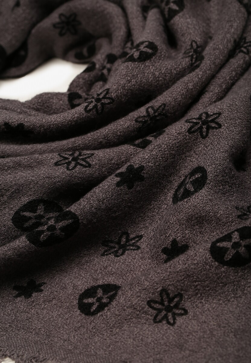 Szary Szalik Ozdobiony Geometrycznym Motywem z Frędzlami Nomirya