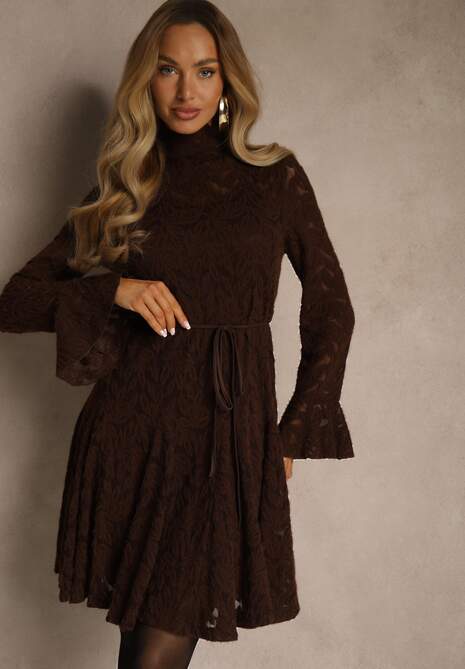 Brązowa Sukienka ze Stójką z Koronki Zdobiona Wiązaniem w Talii i Falbanami Elarassa