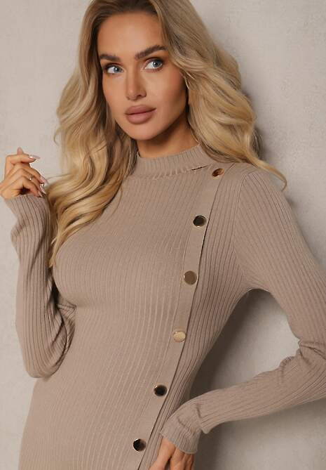 Jasnobeżowa Prążkowana Sukienka Sweterkowa z Półgolfem ze Złotymi Guzikami Viattia