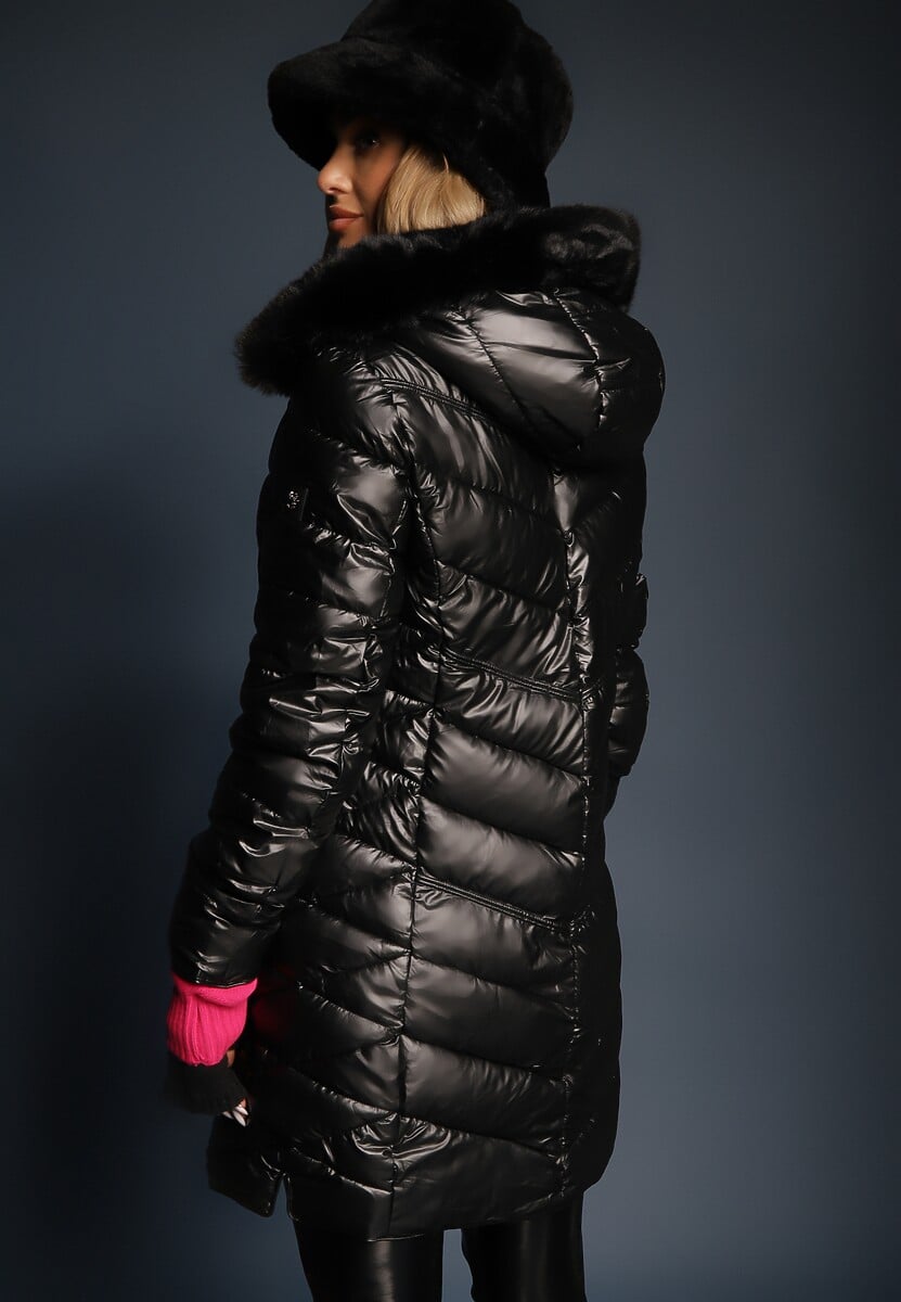 Czarna Ocieplona Kurtka Pikowana z Kapturem i Futrzanym Kołnierzem Varella