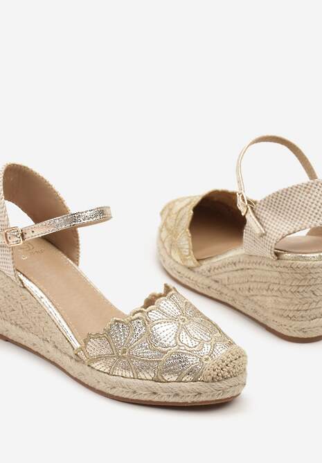 Złote Sandały z Ozdobnym Haftem z Kwiatami na Plecionym Koturnie Soridelle