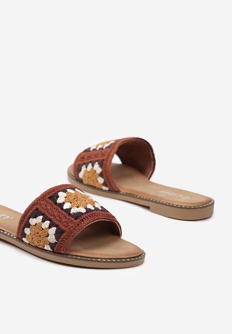 Brązowe Klapki na Płaskiej Podeszwie z Wyszywanym Wzorem Zoltana