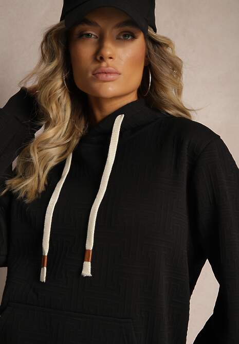 Czarna Bluza z Dodatkiem Bawełny i Kapturem Ozdobiona Kangurową Kieszenią i Ściągaczami Qadela