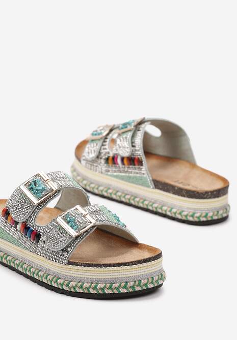 Zielone Klapki w Stylu Boho na Plecionej Platformie Wykończone Sprzączką i Cyrkoniami Antella