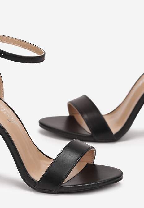 Czarne Sandały z Kwadratowym Noskiem na Słupku Darcell