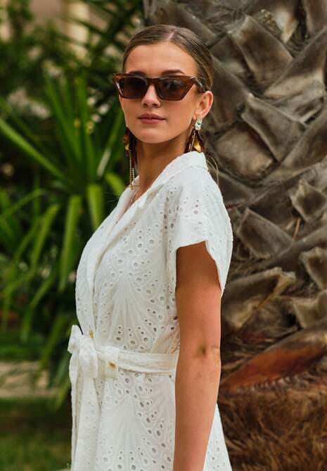 Biała Haftowana Sukienka Koszulowa z Paskiem Phenanea