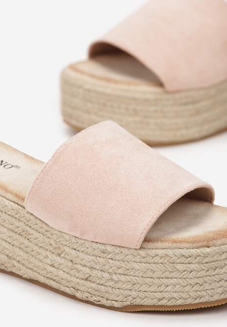 Jasnoróżowe Klapki na Platformie i Koturnie Ozdobionym Plecionką Avelene