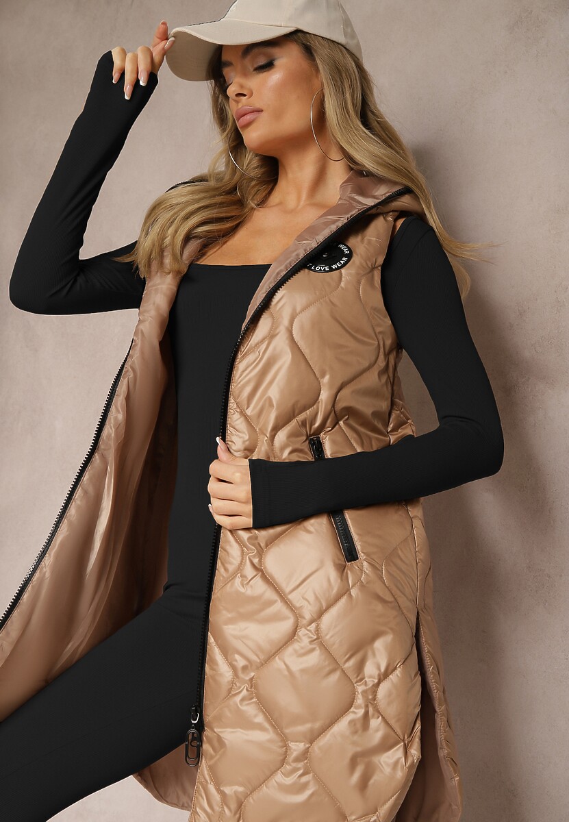 Beżowa Kamizelka Pikowana o Dłuższym Fasonie z Naszywką i Kapturem Veriseta